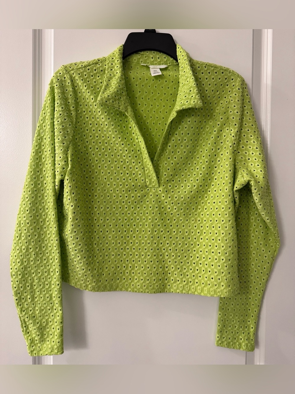 #1596 - H&M Lime Green Eyelet V-Neck Collared Long Sleeve Crop Pullover Blouse